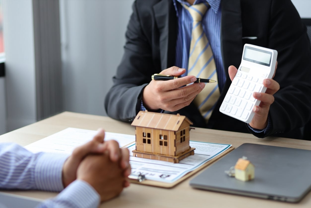 The Role Of A Mortgage Broker: Pros And Cons Of Using One For Your Home Purchase image